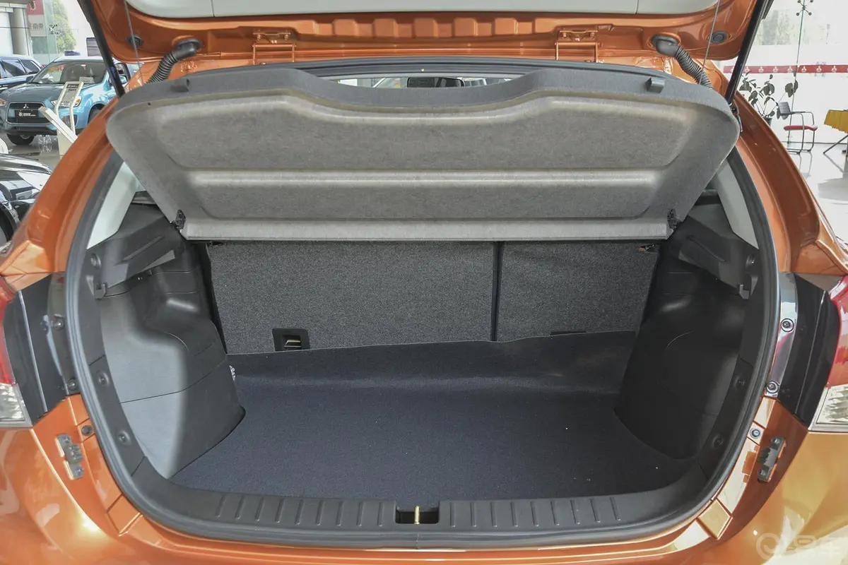 V6菱仕CROSS 1.5L 手动 智尊版行李箱空间