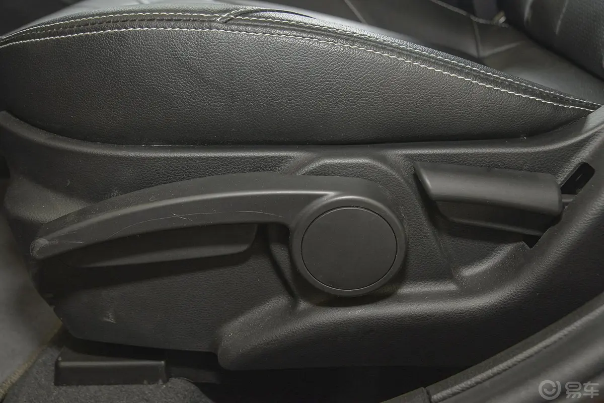 V6菱仕CROSS 1.5L 手动 智尊版座椅调节键
