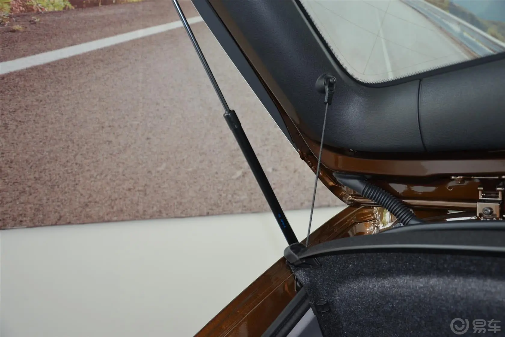 宝马X1xDrive20i 时尚型行李厢支撑杆