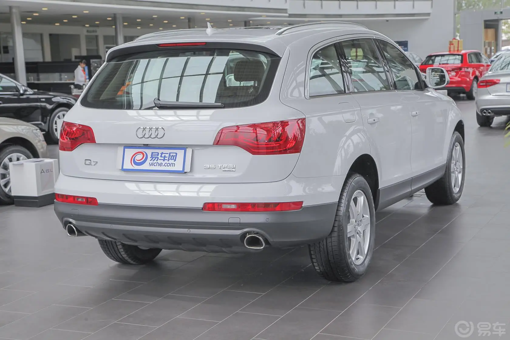 奥迪Q735 TFSI quattro 进取型侧后45度车头向右水平