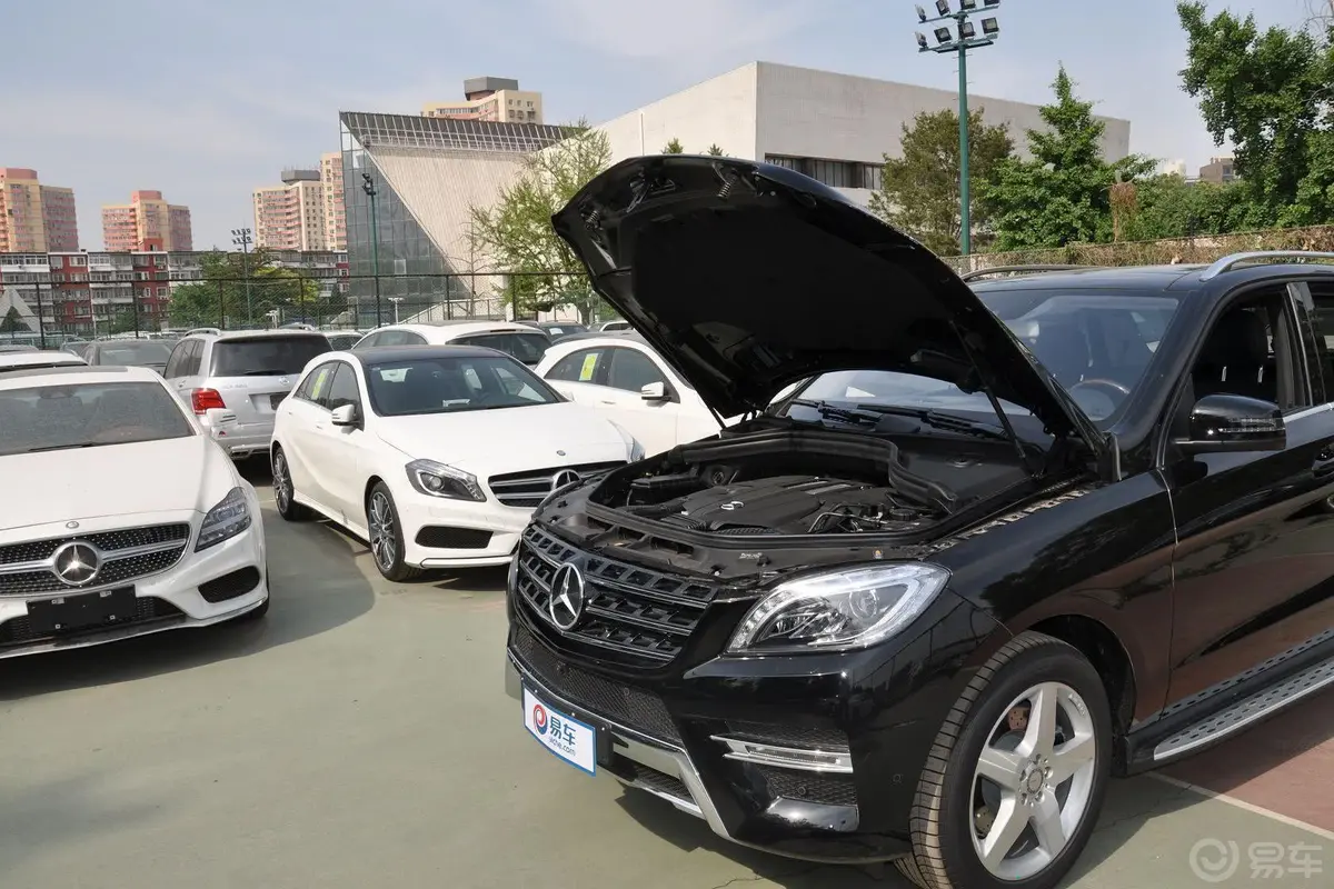 奔驰M级ML400 4MATIC 豪华型发动机盖开启