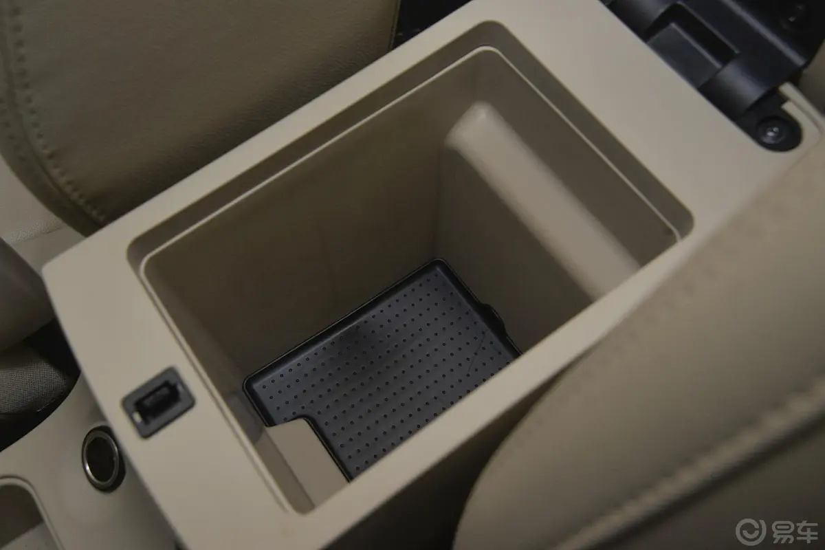 奇瑞E31.5L 手动 实尚版前排中央扶手箱空间