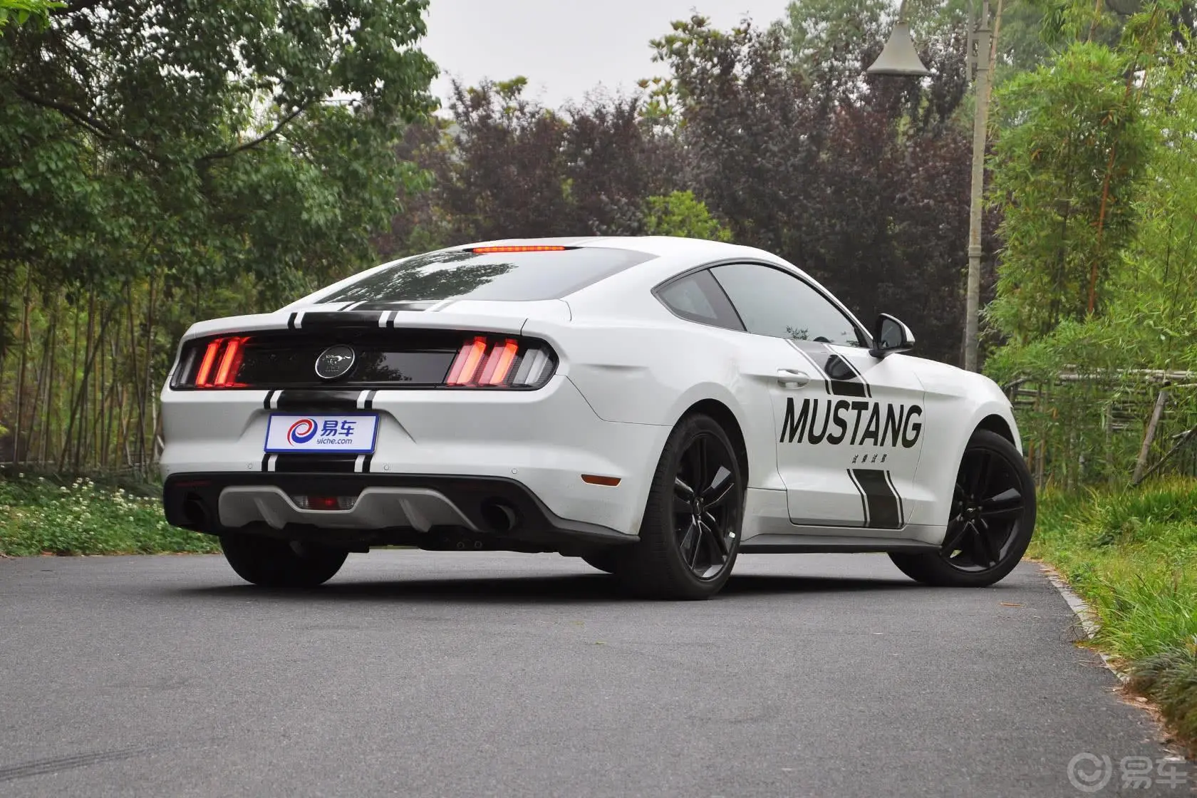 Mustang2.3L 手自一体 50周年纪念版侧后45度车头向右水平