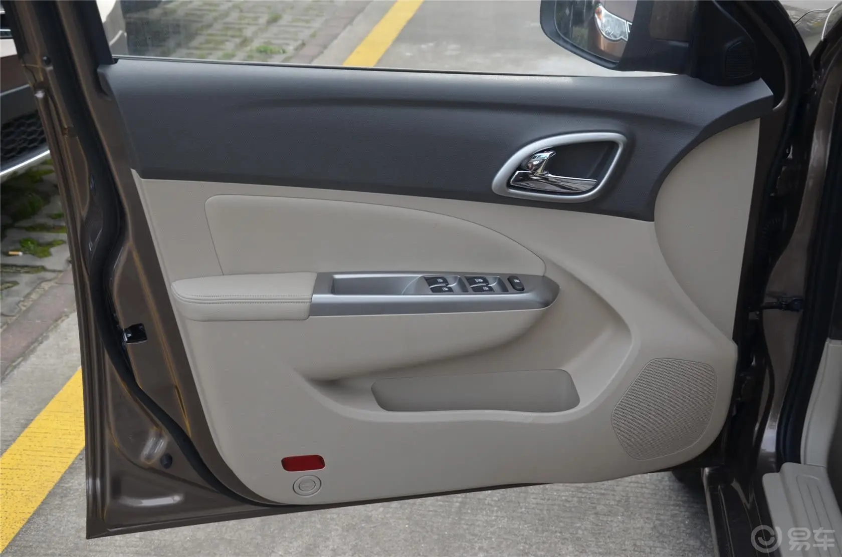 宝骏6301.5L 自动 舒适型驾驶员侧车门内门板