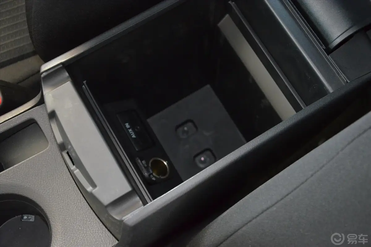 马自达3 星骋三厢 2.0L 自动 运动型前排中央扶手箱空间