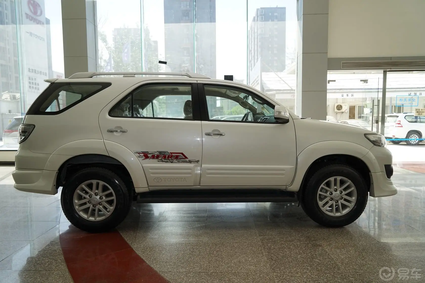 Fortuner2.7L 4AT 2700中东版正侧车头向右水平