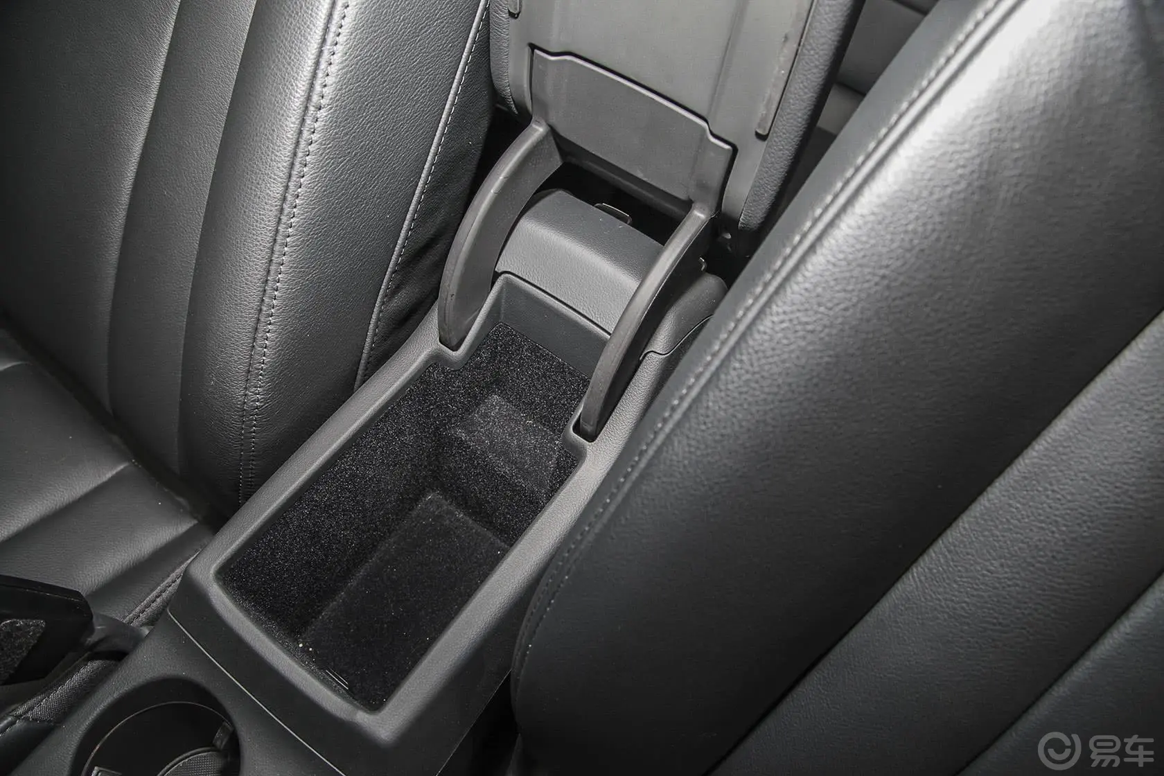 奥迪Q335 TFSI quattro 舒适型前排中央扶手箱空间