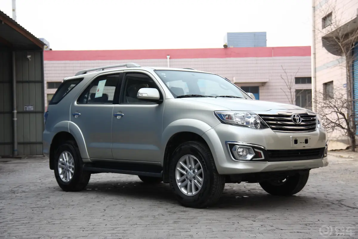 Fortuner2.7L 4AT 2700中东版 平行进口侧前45度车头向右水平