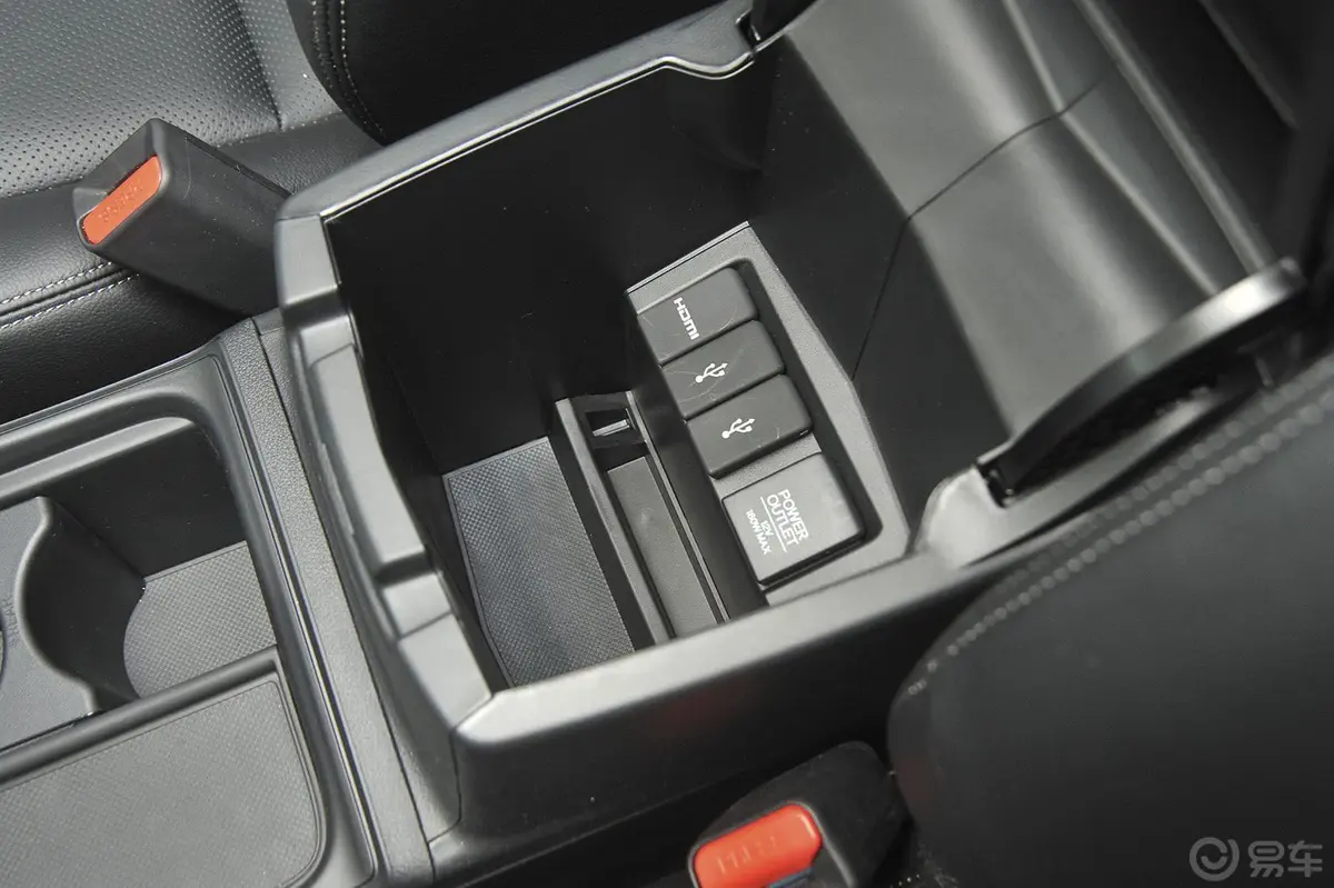 本田CR-V2.4L 四驱 豪华版前排中央扶手箱空间