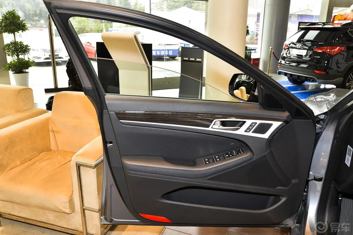捷恩斯3.0L 手自一体 两驱 豪华版驾驶员侧车门内门板