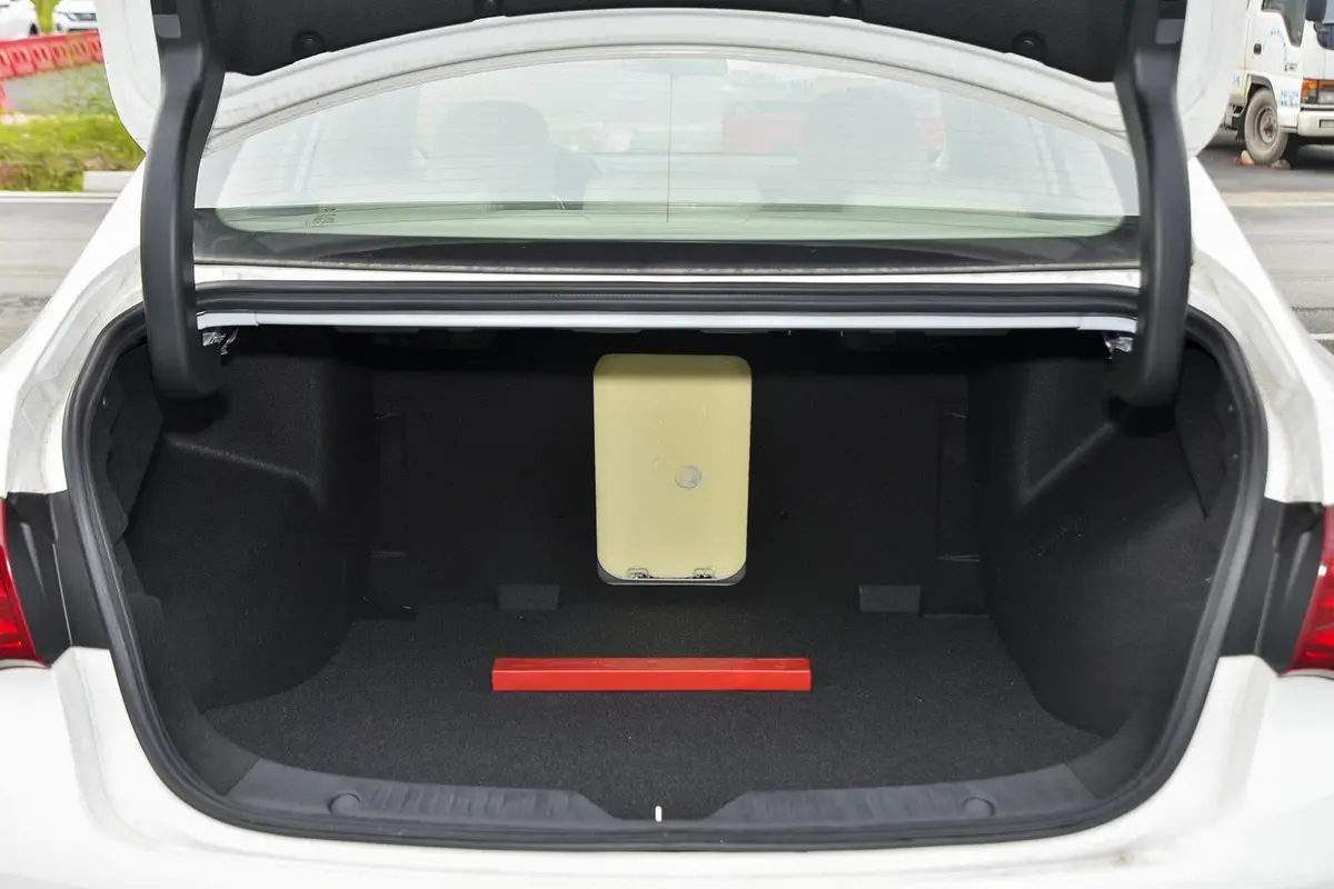 传祺GA61.8T 双离合 舒适版行李箱空间