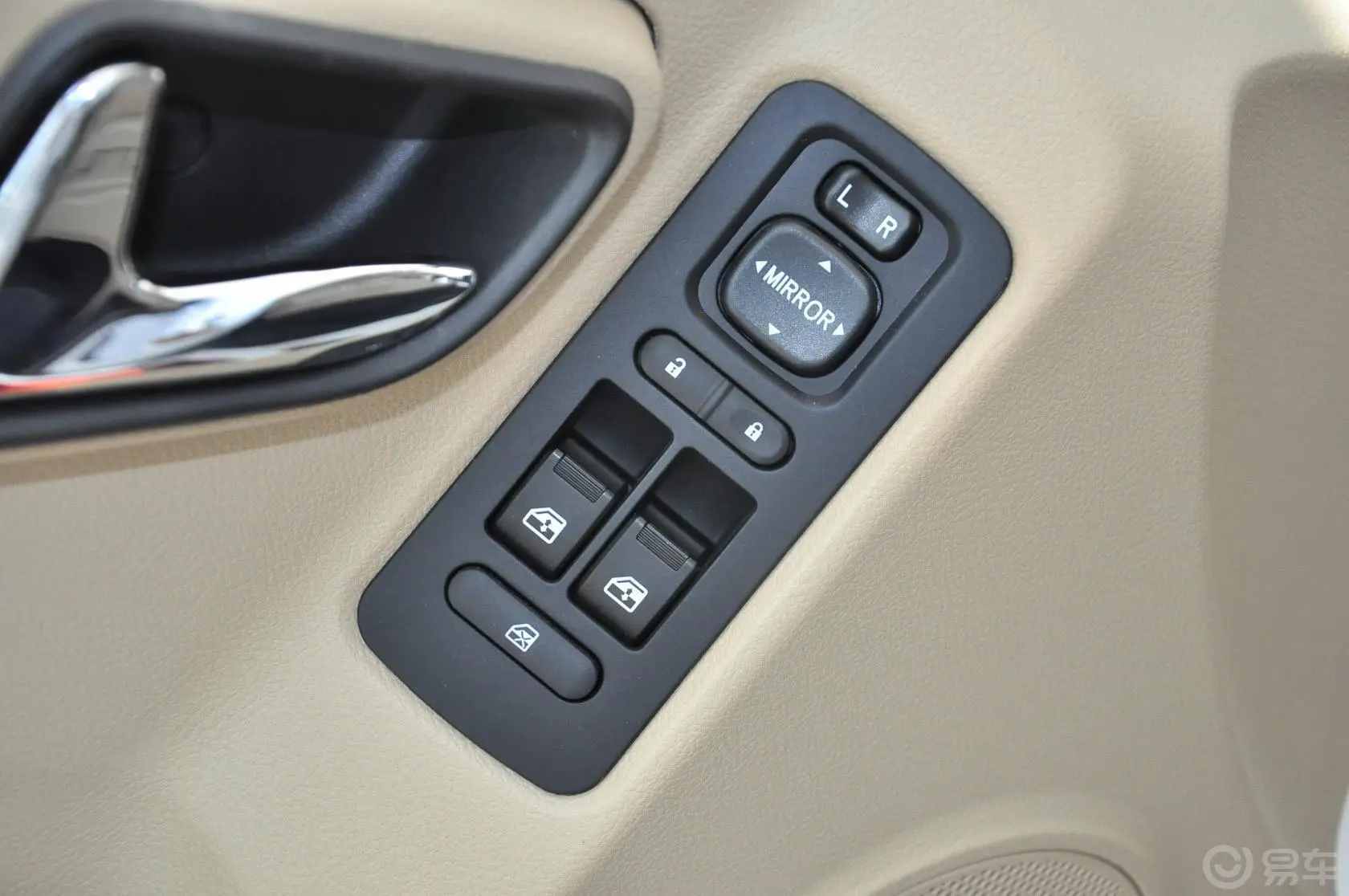 图雅诺2.8L 6MT S商旅版长轴车窗升降键