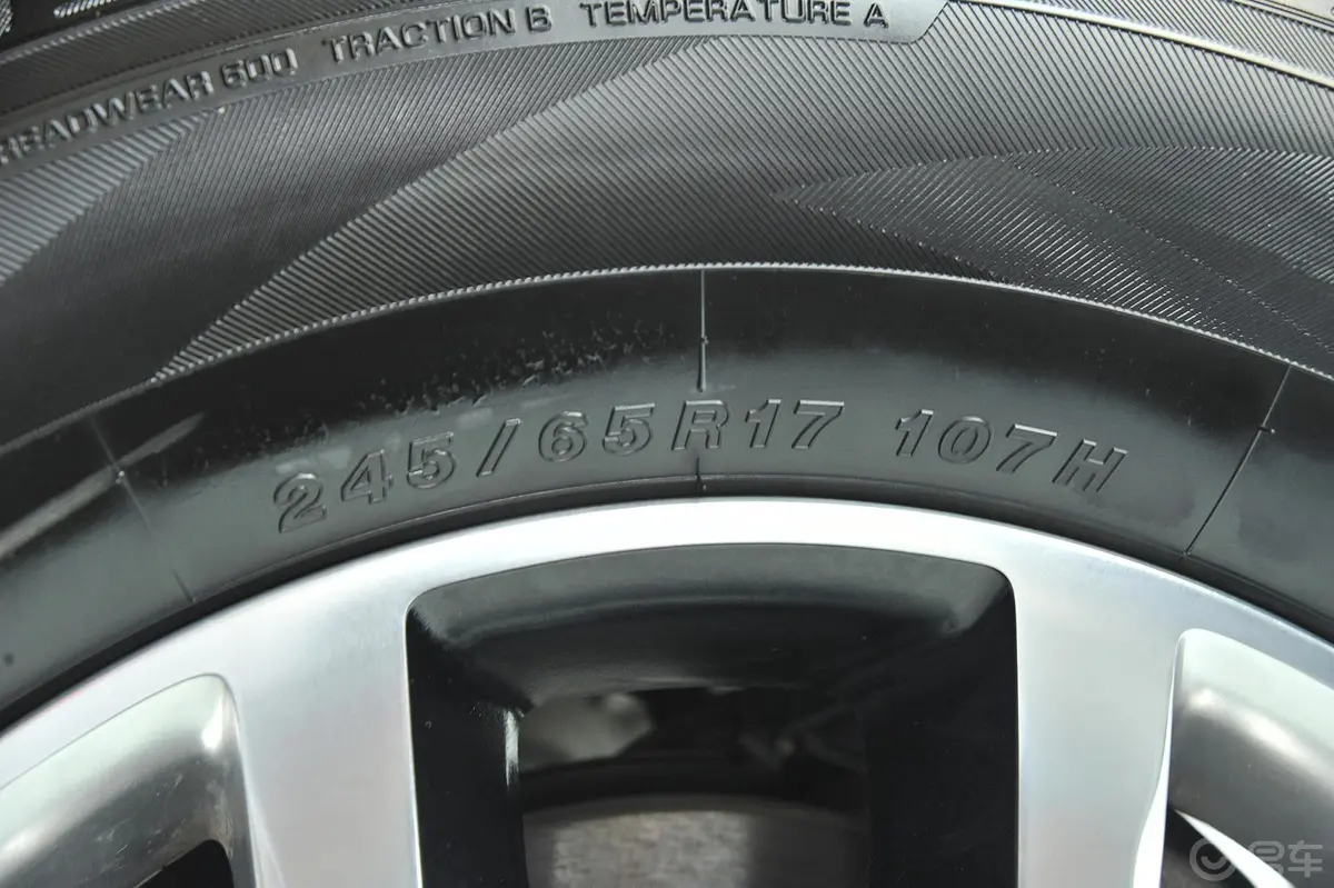 自由光(进口)2.4L 自动 高性能版轮胎规格