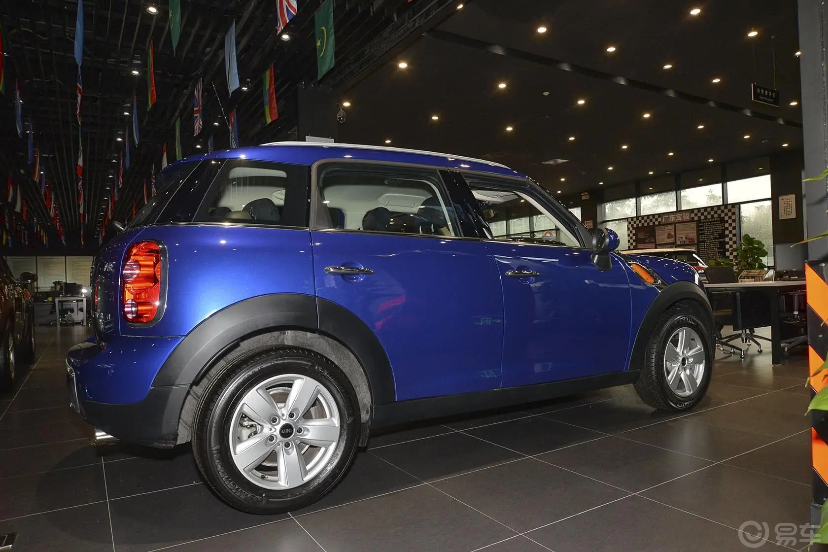 MINI COUNTRYMAN1.6L ONE正侧车头向右水平