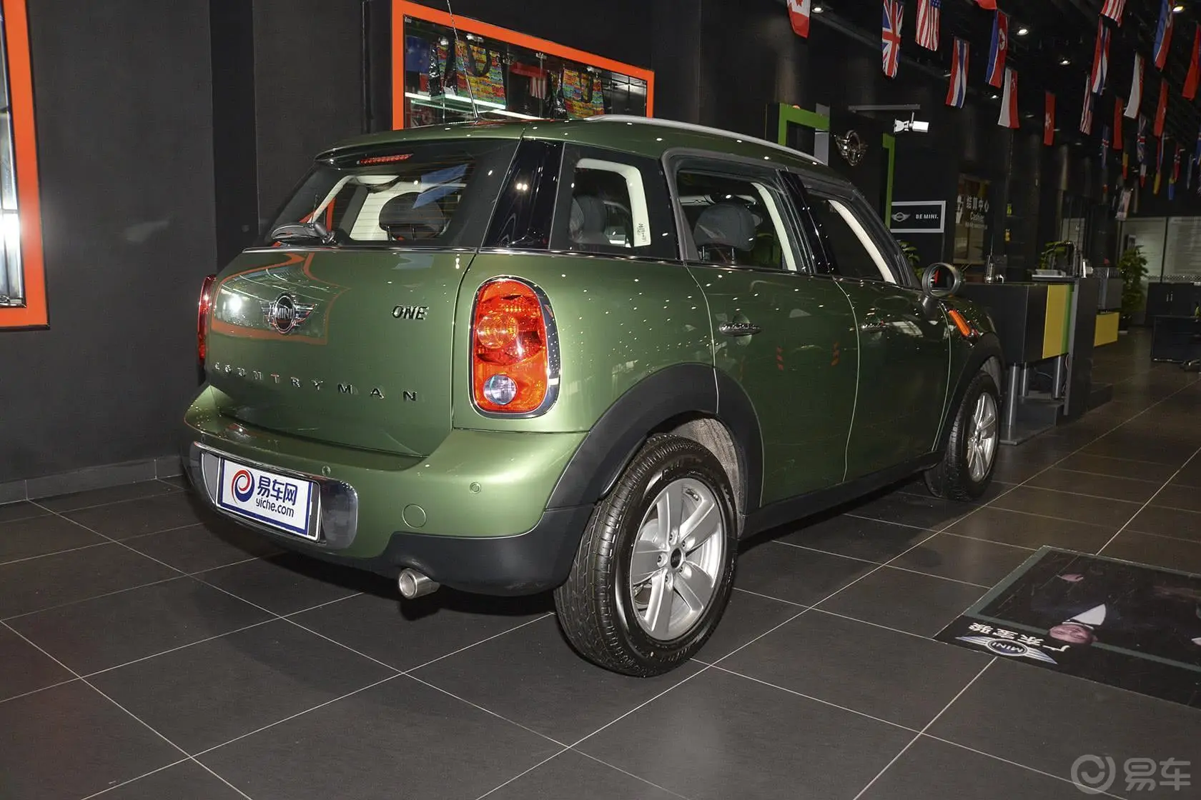 MINI COUNTRYMAN1.6L ONE侧后45度车头向右水平