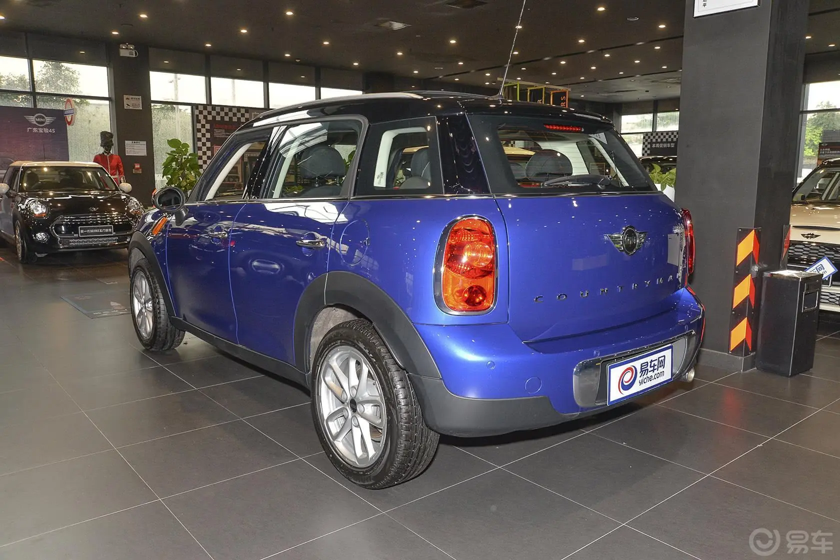 MINI COUNTRYMAN1.6L COOPER Fun侧后45度车头向左水平