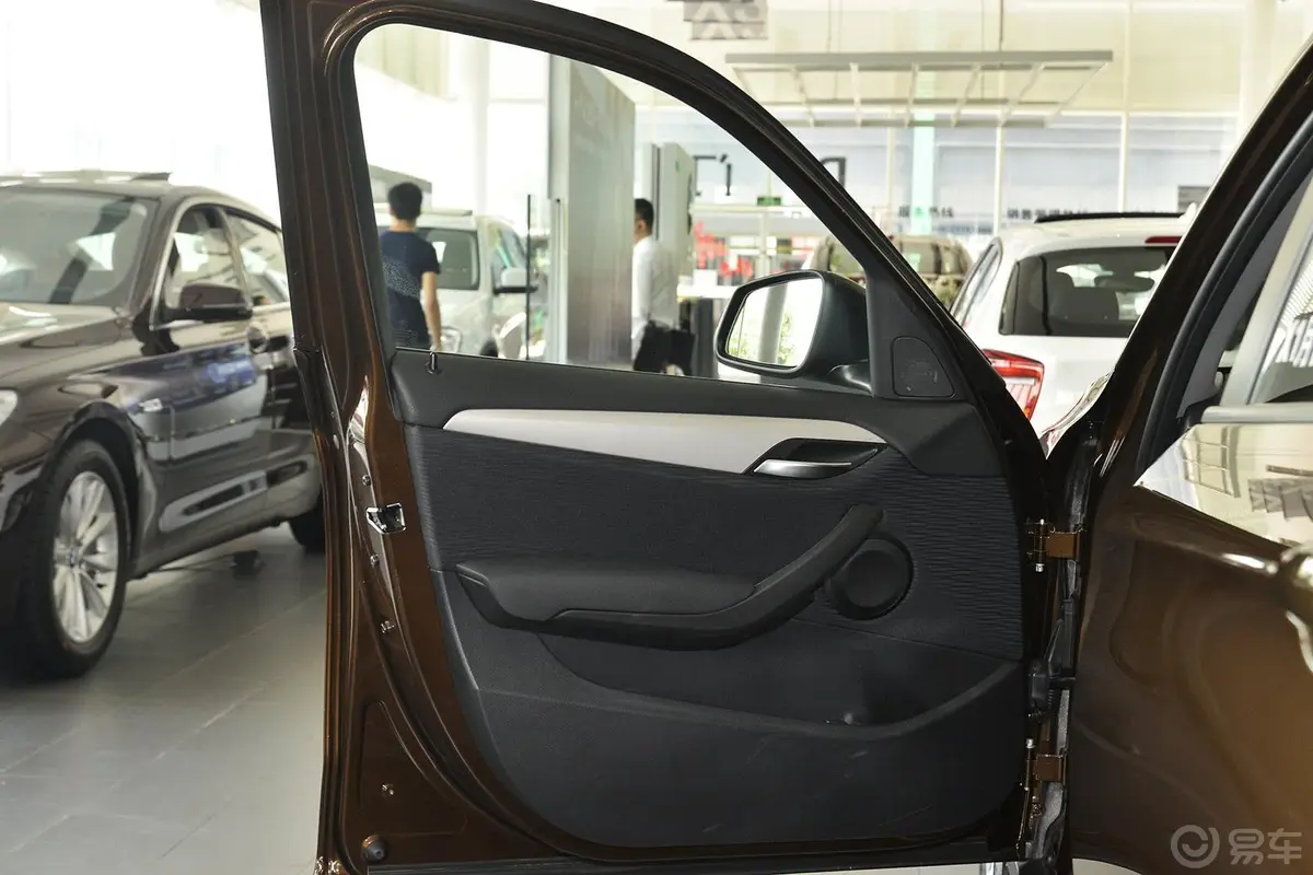 宝马X1sDrive18i 时尚型驾驶员侧车门内门板