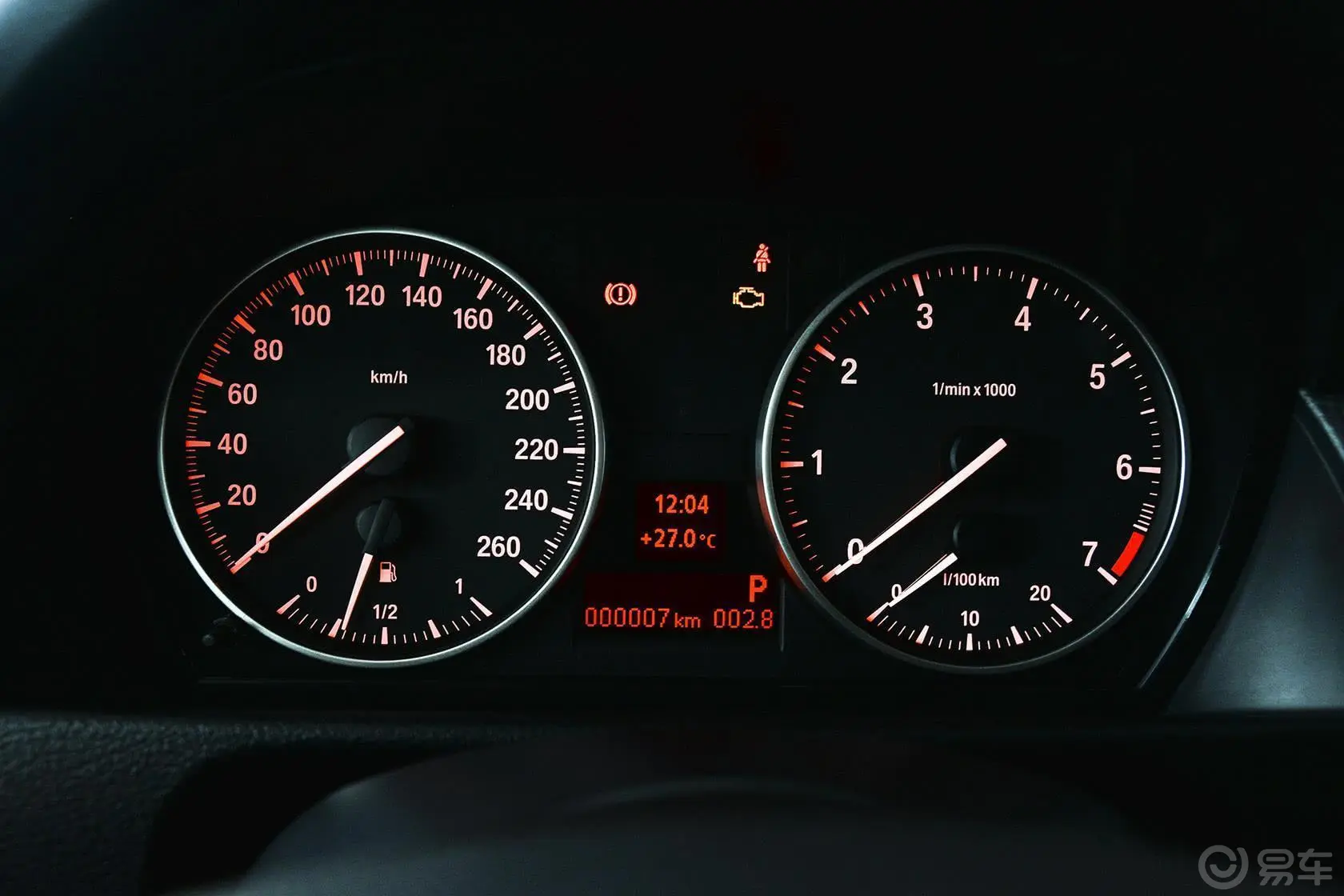 宝马X1sDrive18i 时尚型仪表盘背光显示