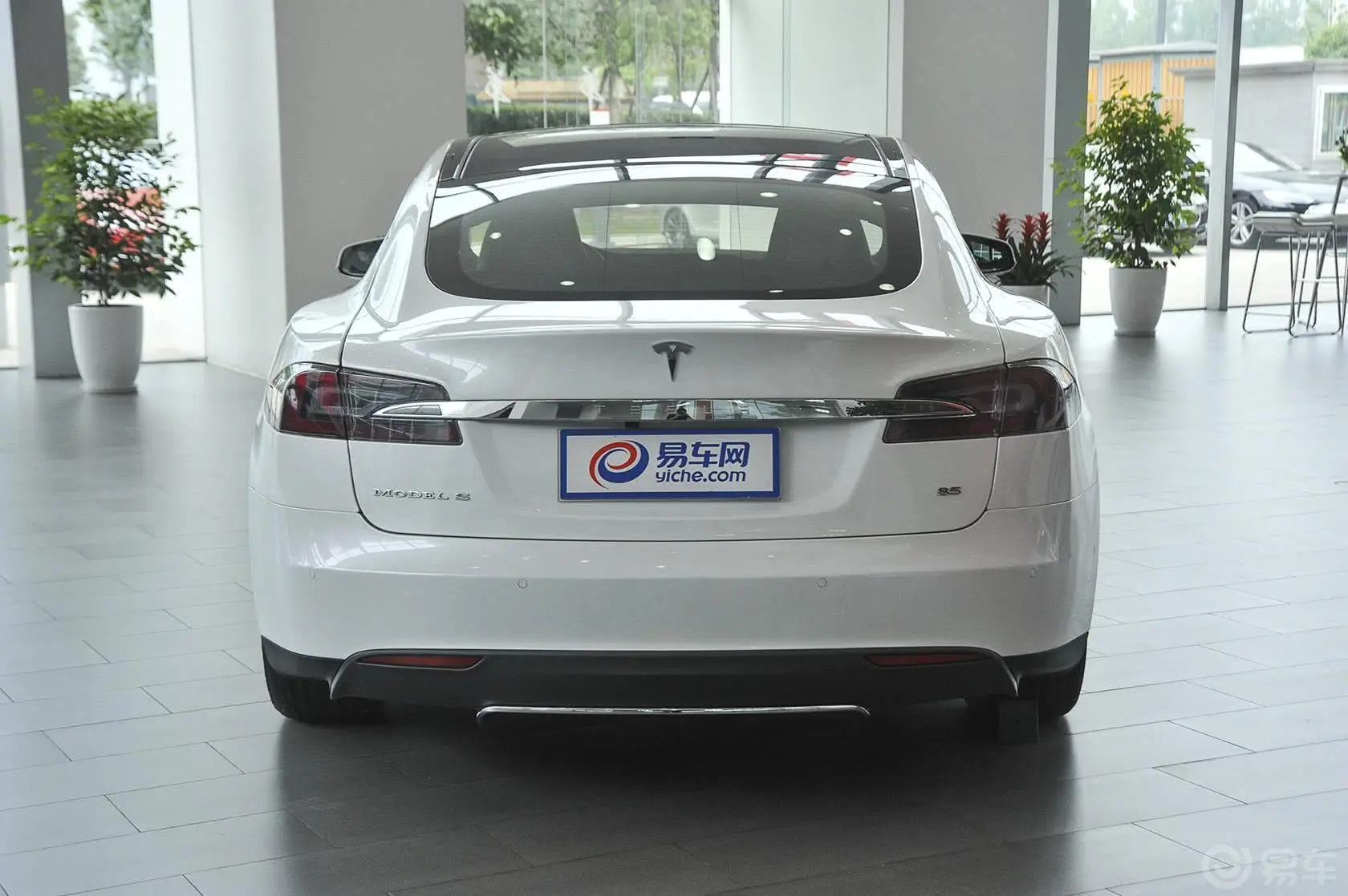 Model S85正后水平