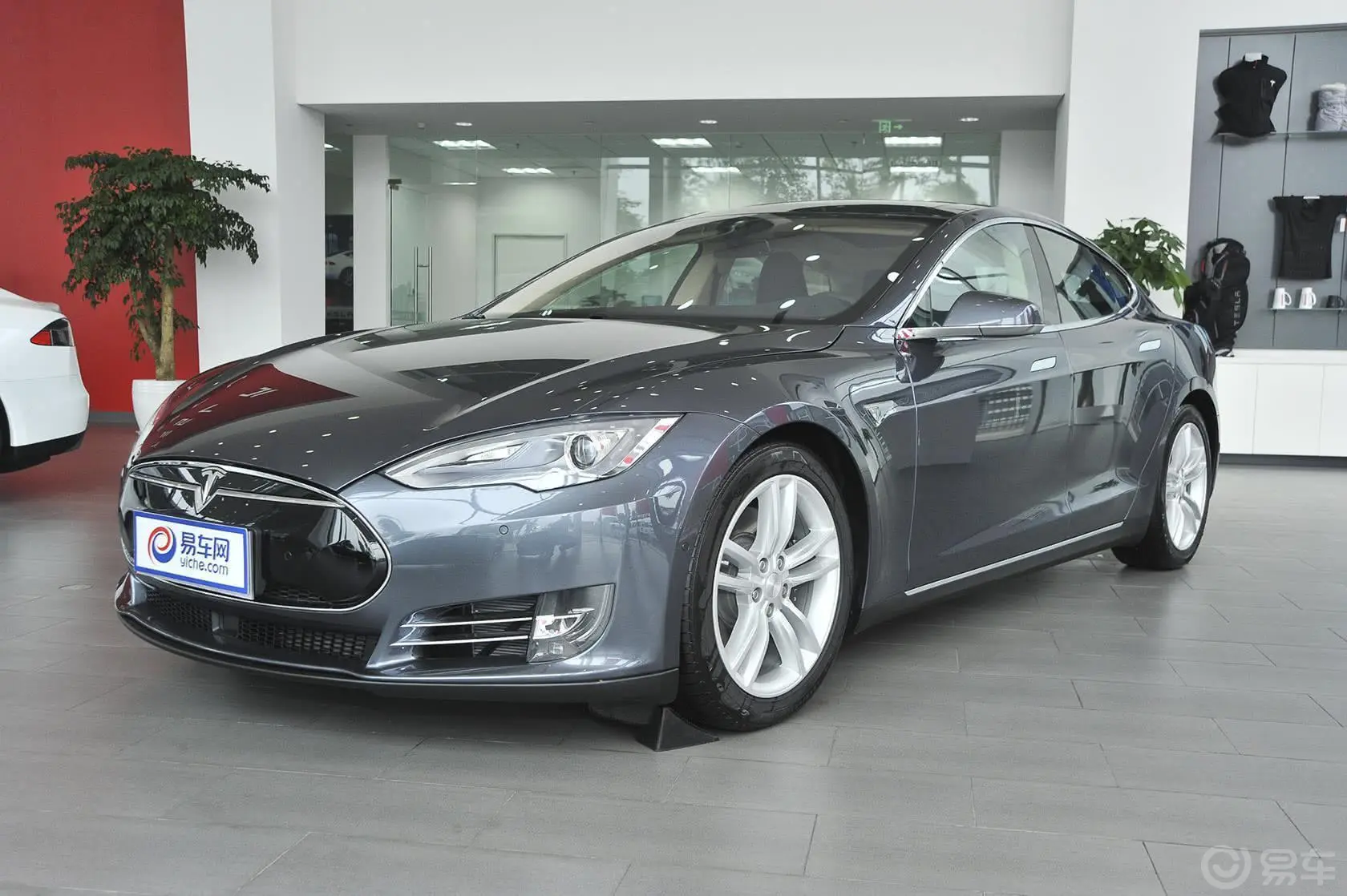 Model S85D侧前45度车头向左水平