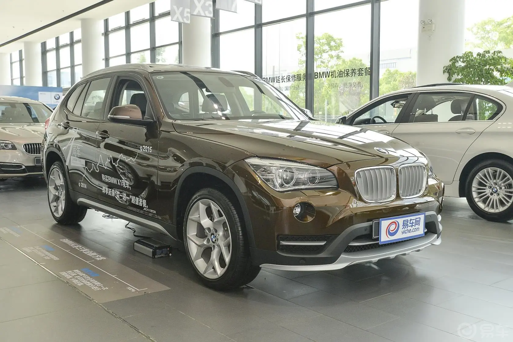 宝马X1xDrive20i X设计套装侧前45度车头向右水平