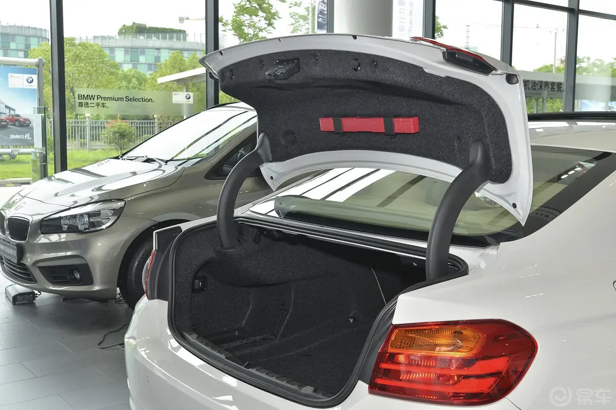 宝马4系双门轿跑车 420i 时尚型行李厢开口范围