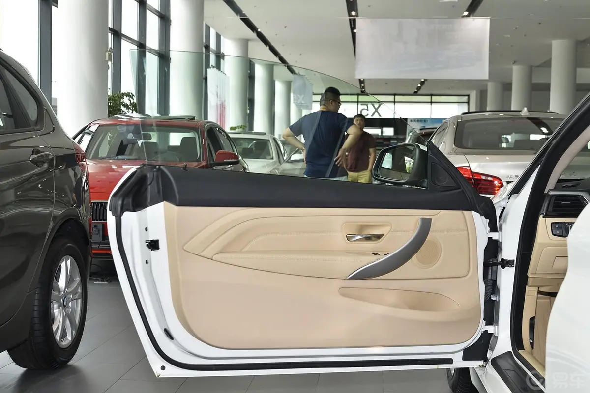 宝马4系双门轿跑车 420i 时尚型驾驶员侧车门内门板