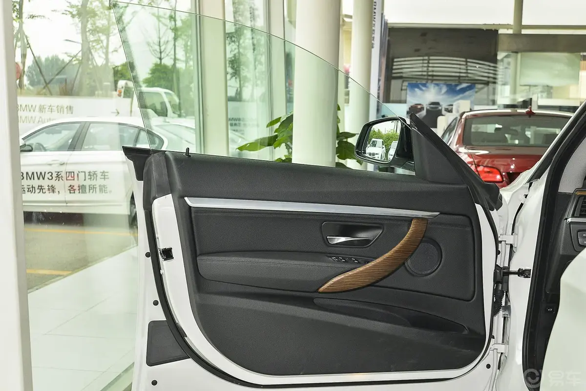 宝马3系GT320i 风尚设计套装驾驶员侧车门内门板