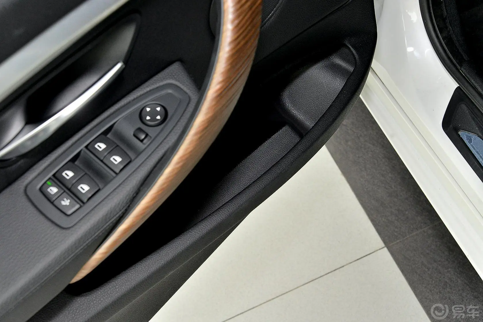 宝马3系GT320i 风尚设计套装驾驶员门储物盒