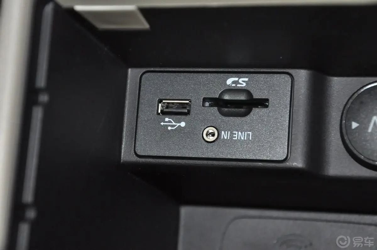 福克斯三厢 Ecoboost180 自动旗舰型USB接口