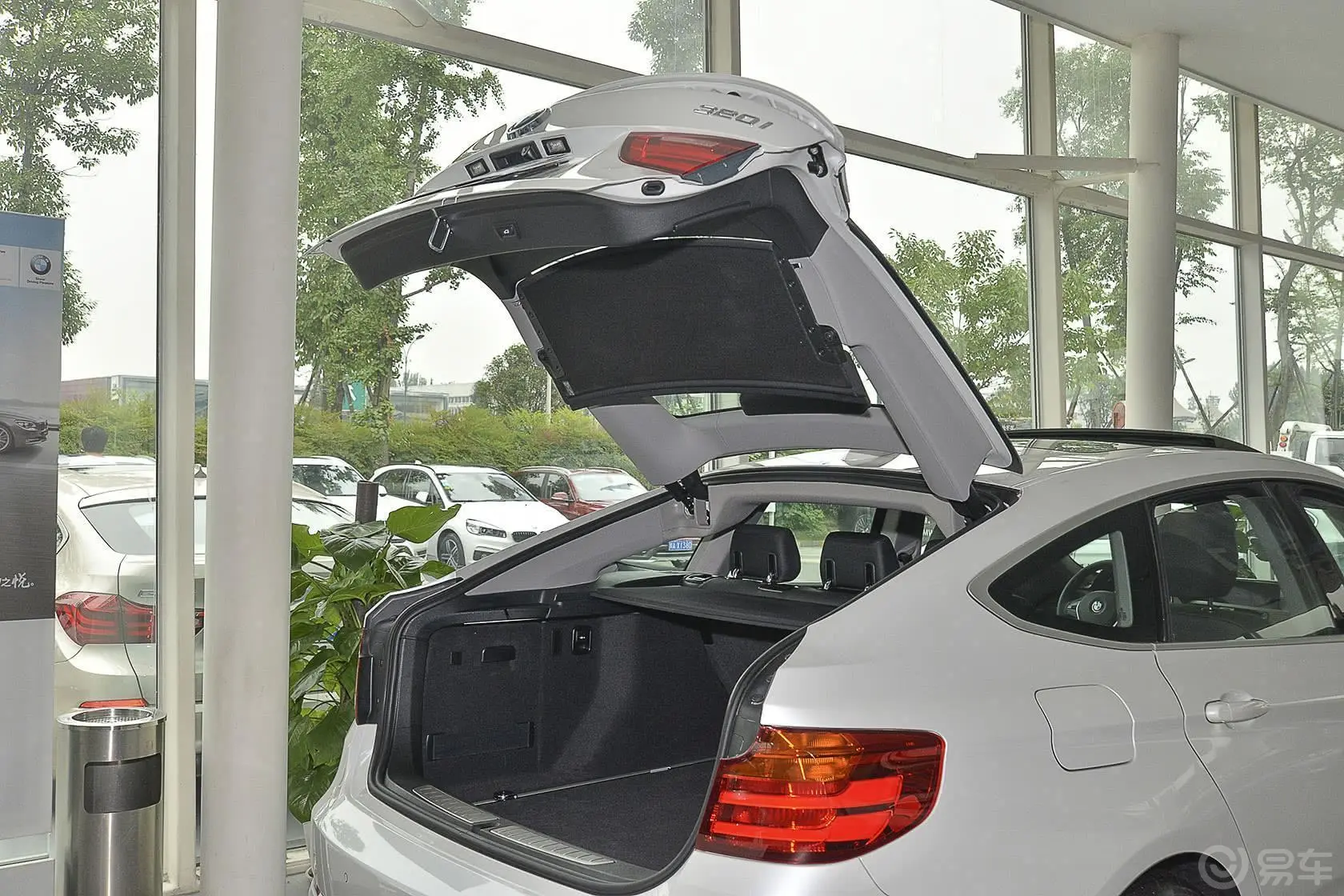 宝马3系GT320i 风尚设计套装行李厢开口范围