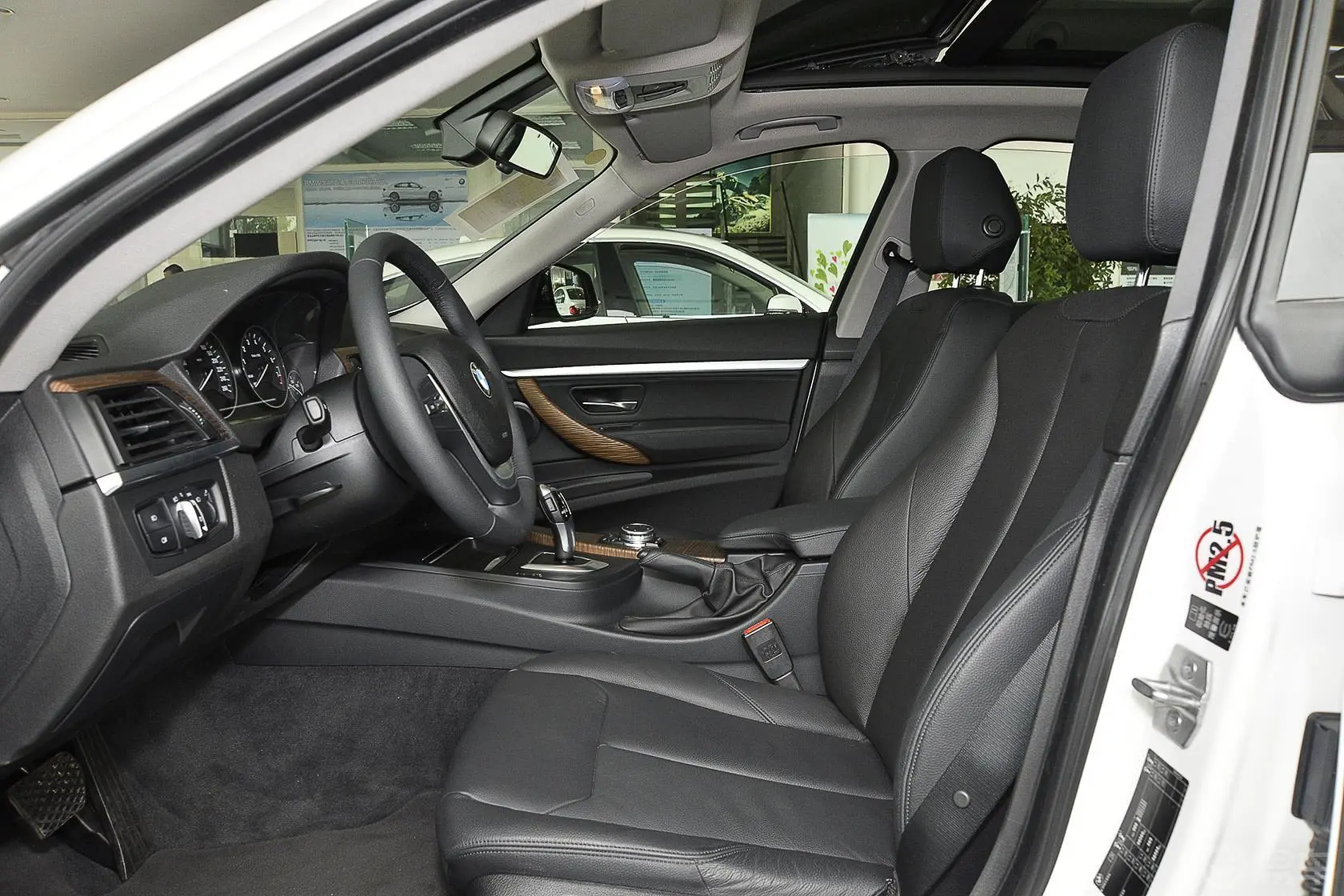 宝马3系GT320i 风尚设计套装前排空间