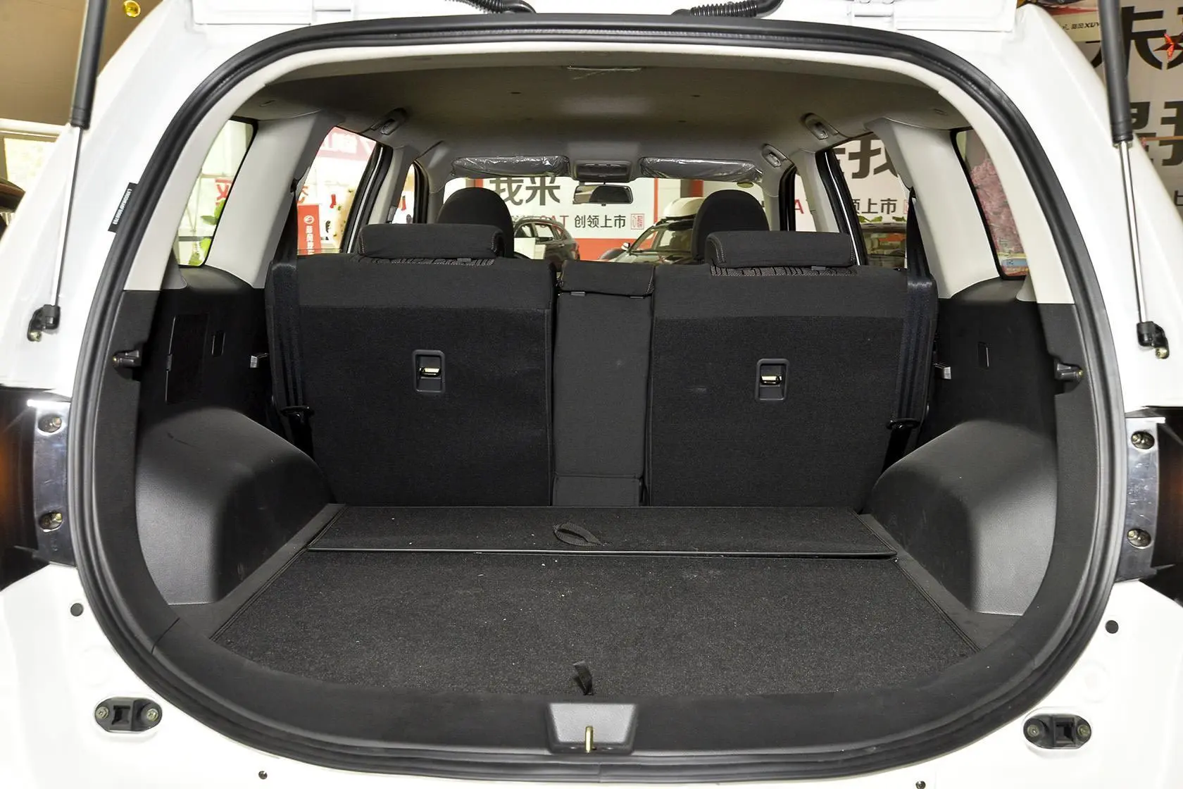 陆风X8探索版 2.0T 手动 四驱 超豪华型 汽油版行李箱空间