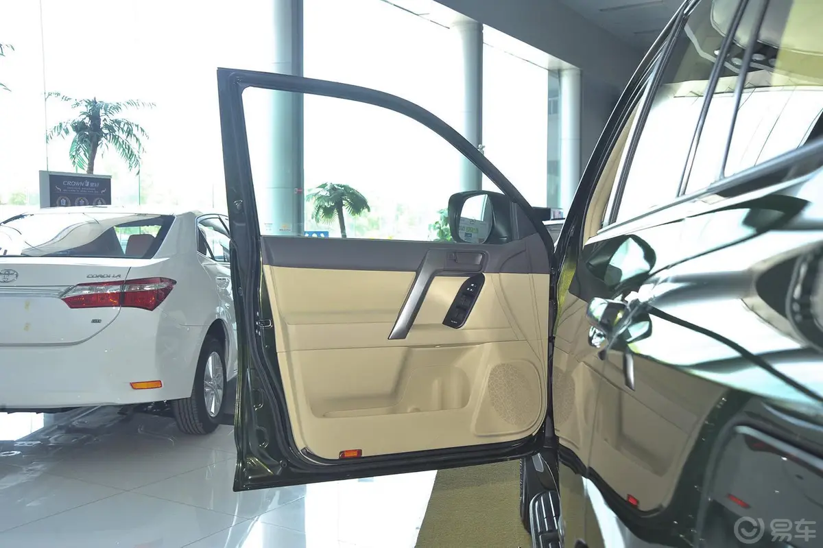 普拉多2.7L 自动 标准版驾驶员侧车门内门板