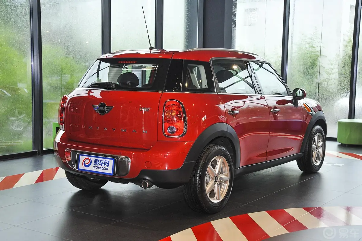 MINI COUNTRYMAN1.6L ONE侧后45度车头向右水平