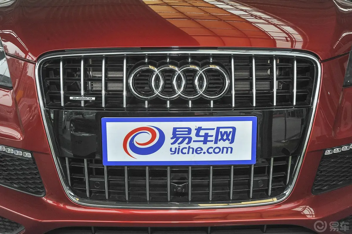 奥迪Q735 TFSI quattro 运动型前格栅侧俯拍