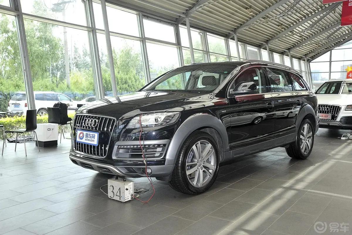 奥迪Q740 TFSI quattro 典藏版侧前45度车头向左水平