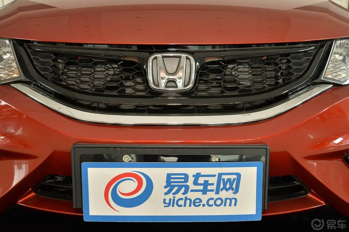 杰德1.8L CVT 豪华型（五座）前格栅侧俯拍