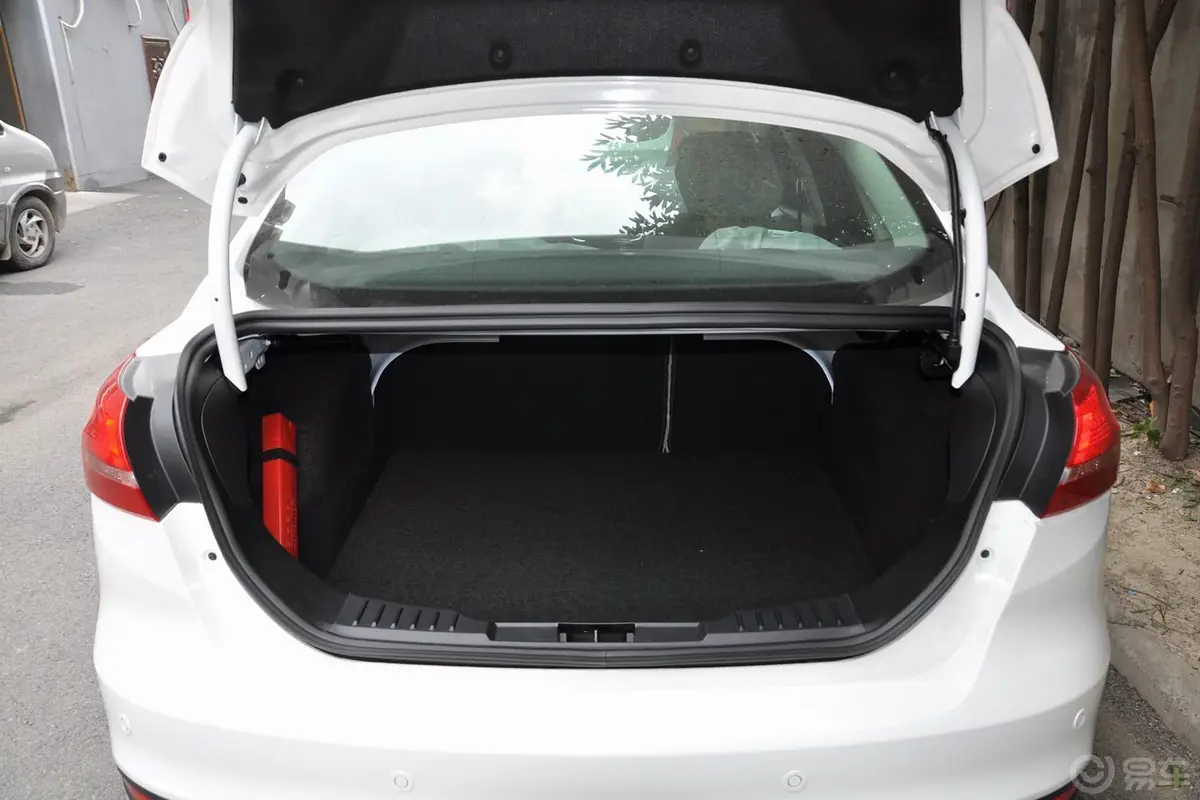 福克斯三厢 Ecoboost180 自动精英型行李箱空间