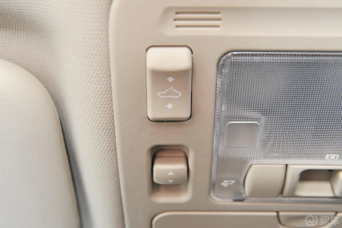 比亚迪S71.5T 手动 豪华型 7座 升级版天窗控制开关（前）