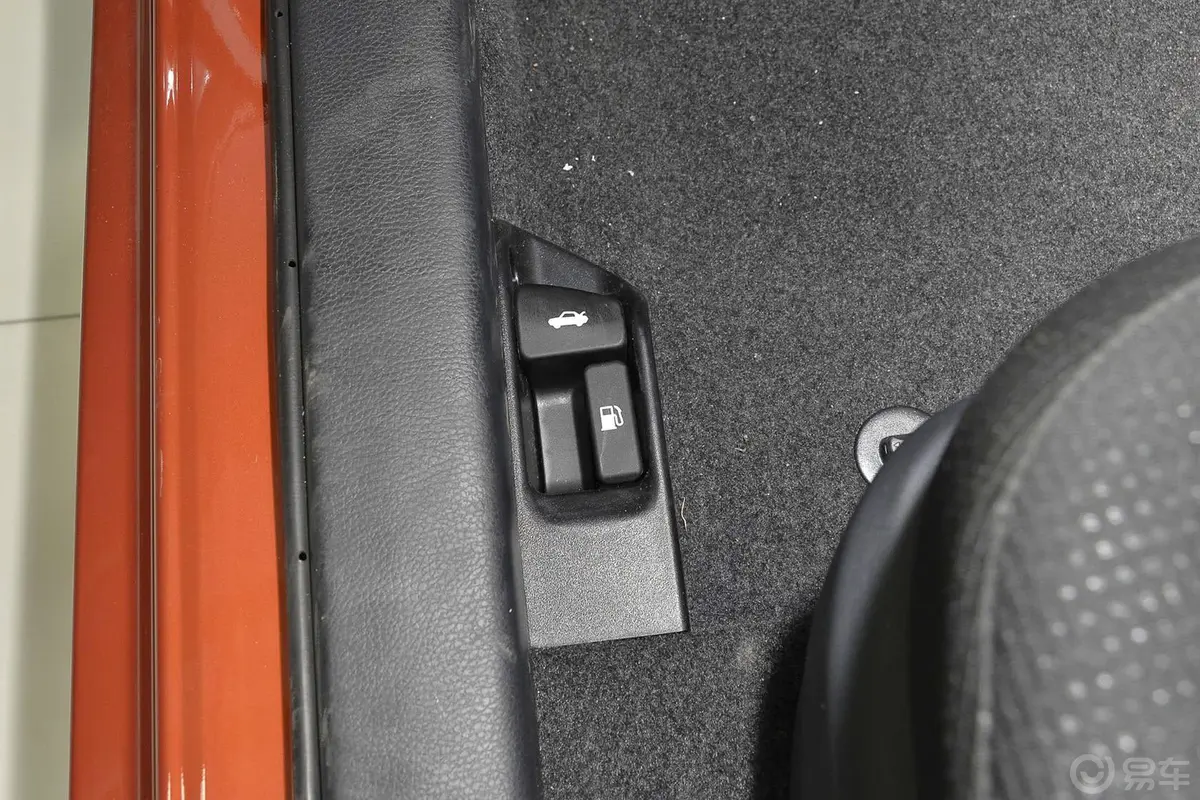 雷凌1.6G CVT 橙色限量版车内行李箱开启键