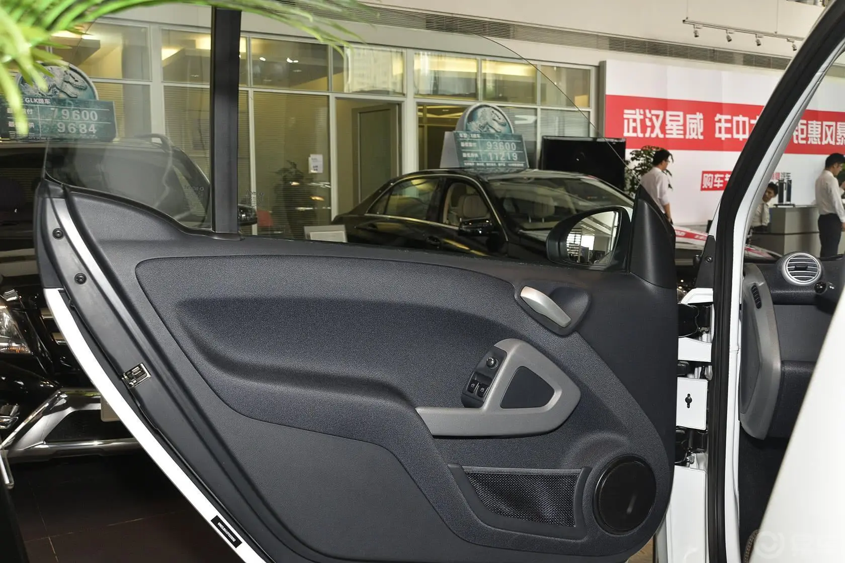 smart fortwo1.0 MHD 硬顶城市光波激情版驾驶员侧车门内门板