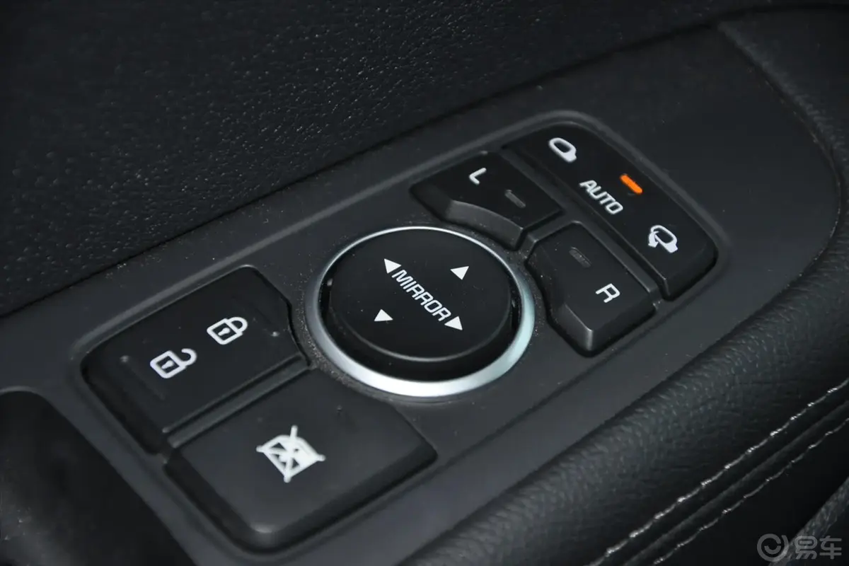 索兰托索兰托L 2.0T GDI  汽油 4WD 尊贵版 五座 国V外后视镜控制键