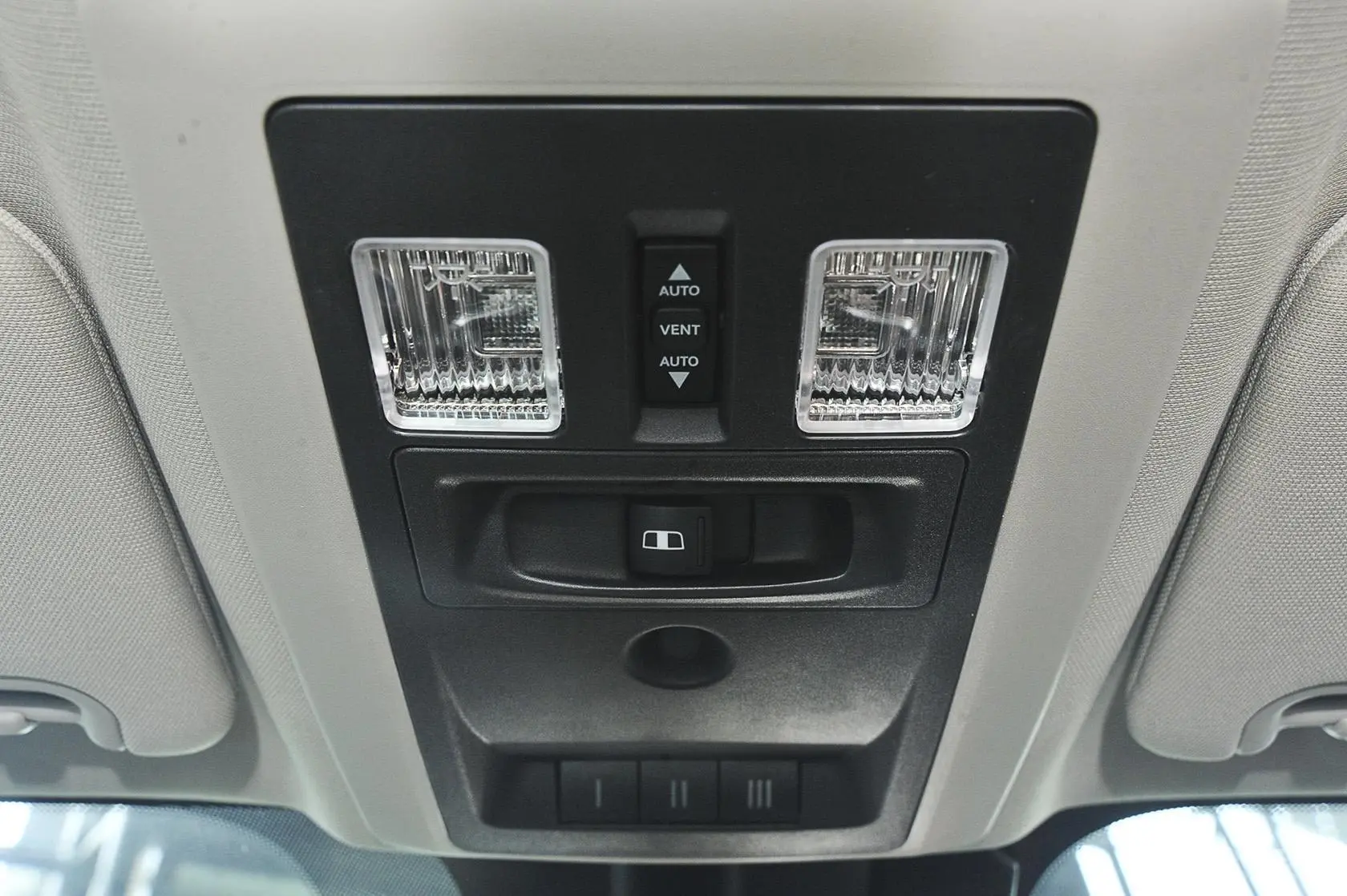 RAM Trucks长角号 5.7L 自动 美规版前排车顶中央控制区