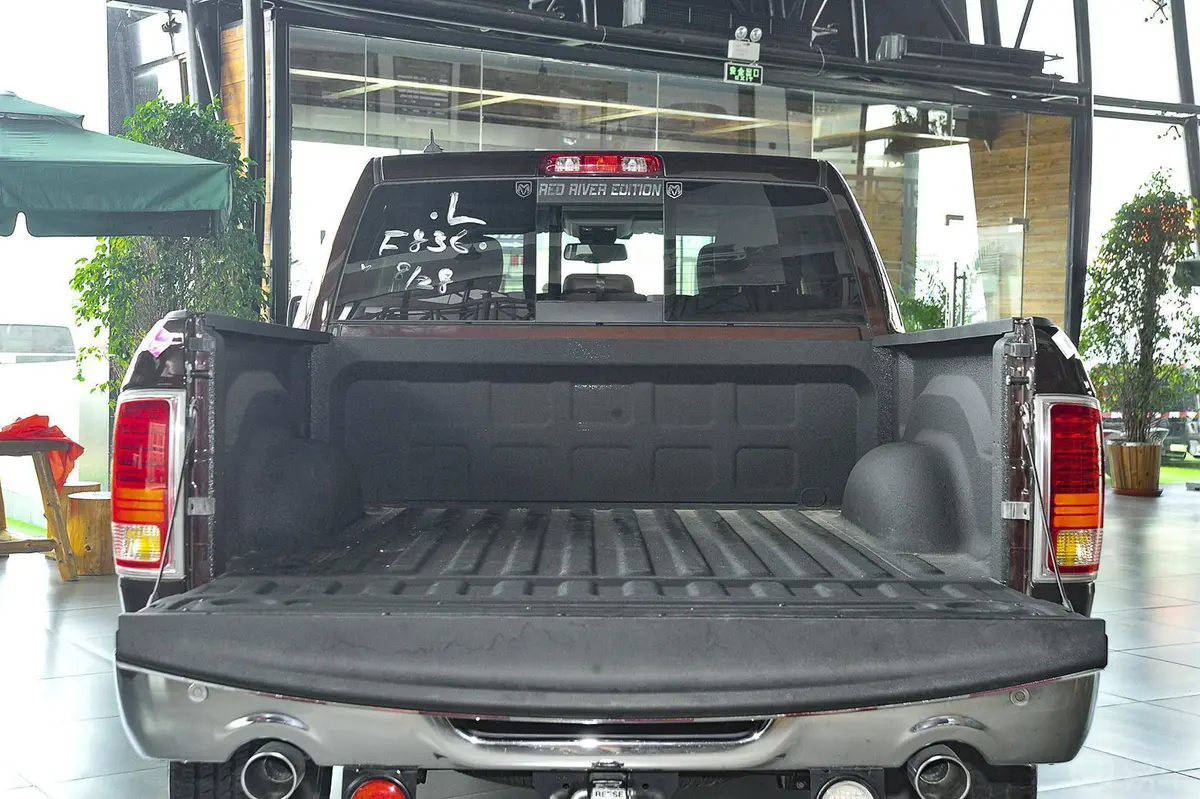 RAM Trucks长角号 5.7L 自动 美规版行李箱空间