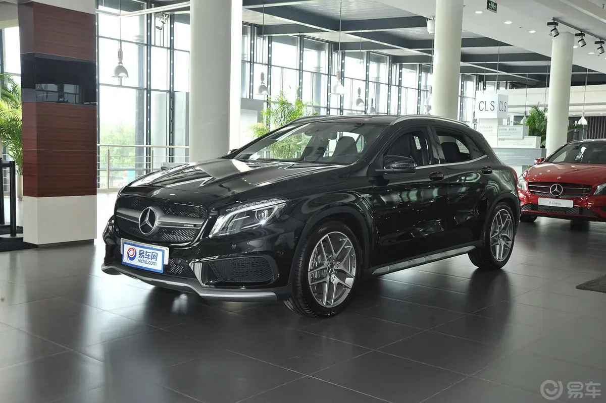 奔驰GLA AMGGLA 45 AMG 4MATIC侧前45度车头向左水平