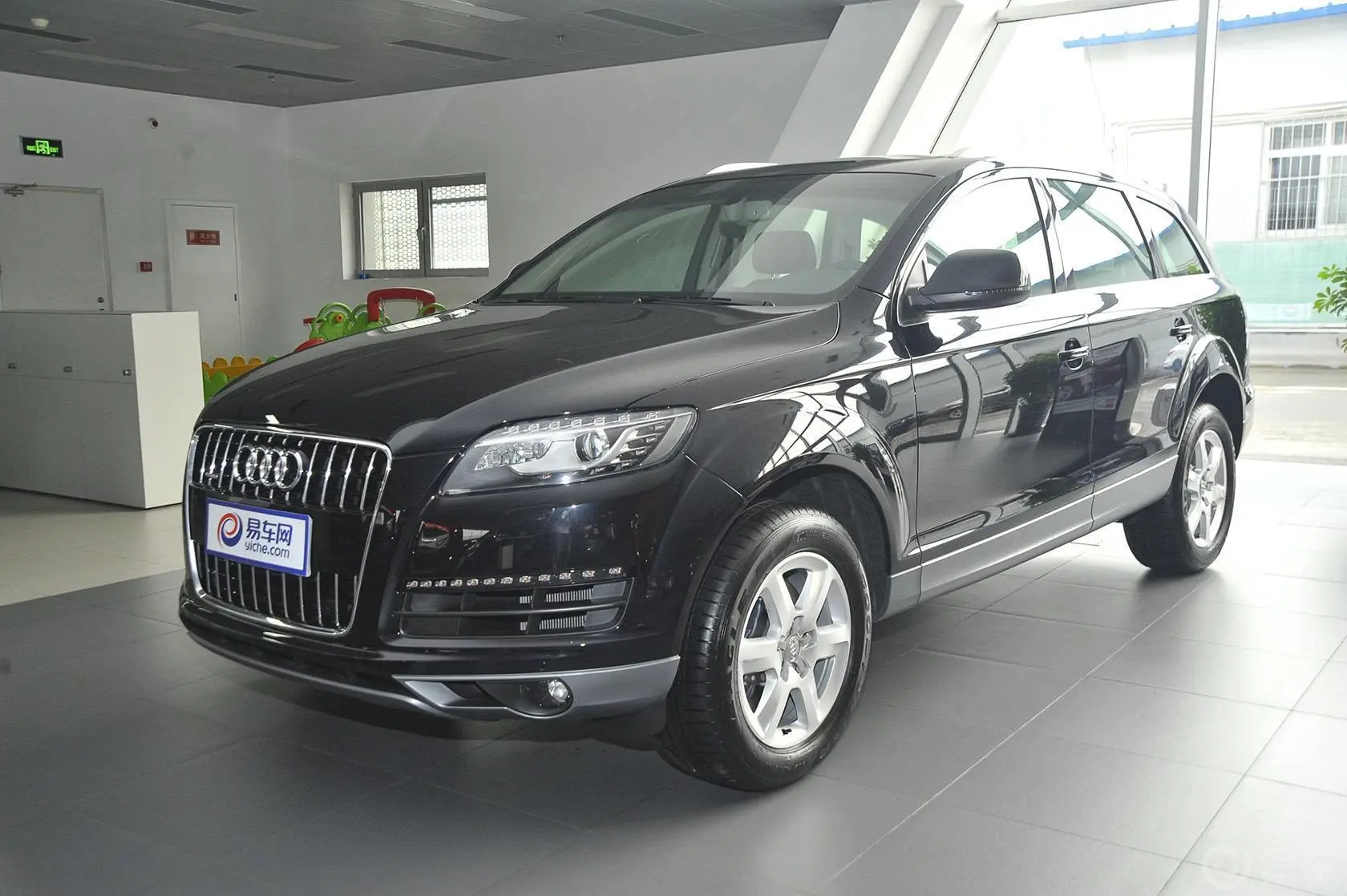 奥迪Q735 TFSI quattro 进取型侧前45度车头向左水平