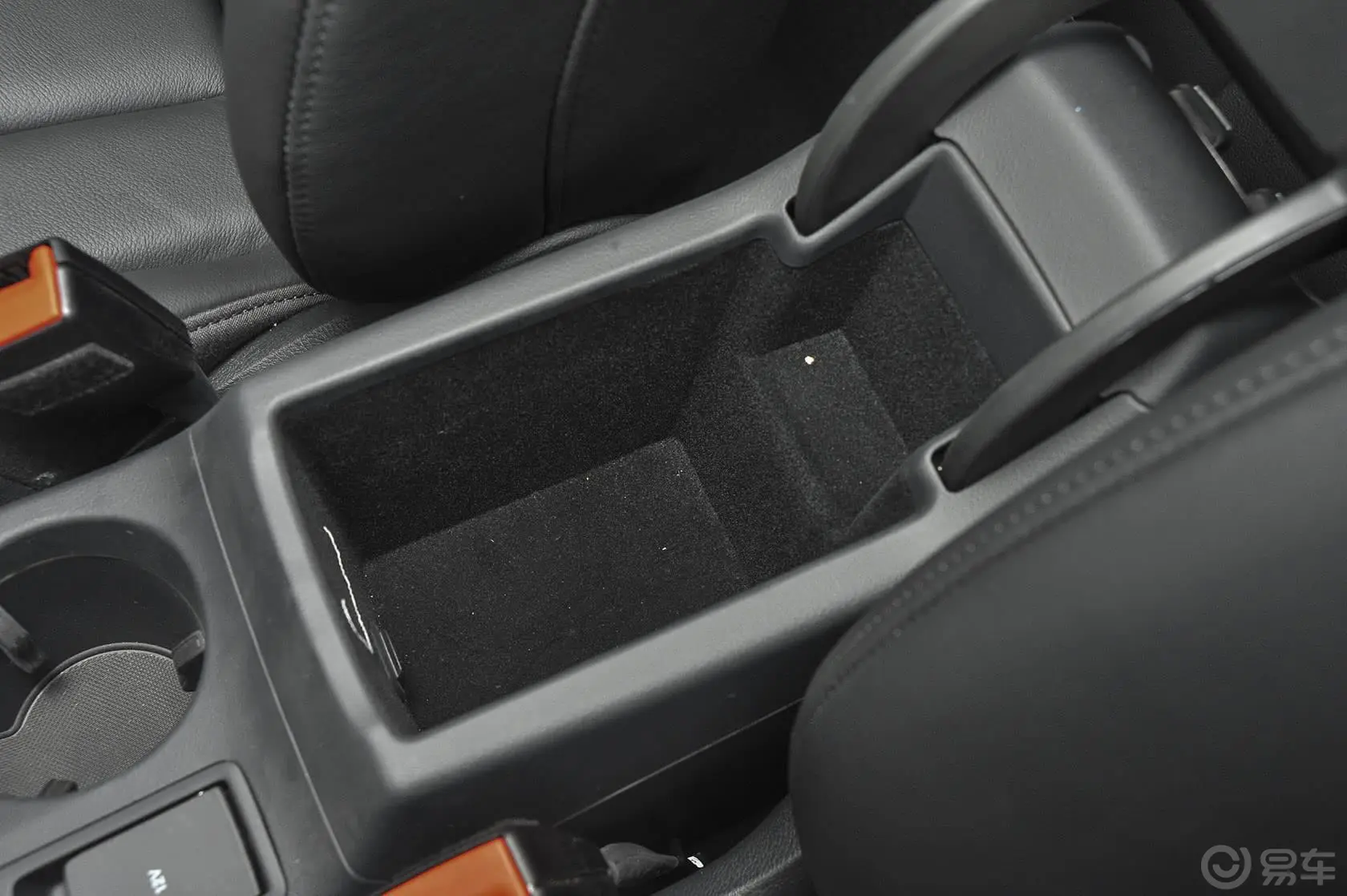 奥迪Q330 TFSI 舒适型前排中央扶手箱空间