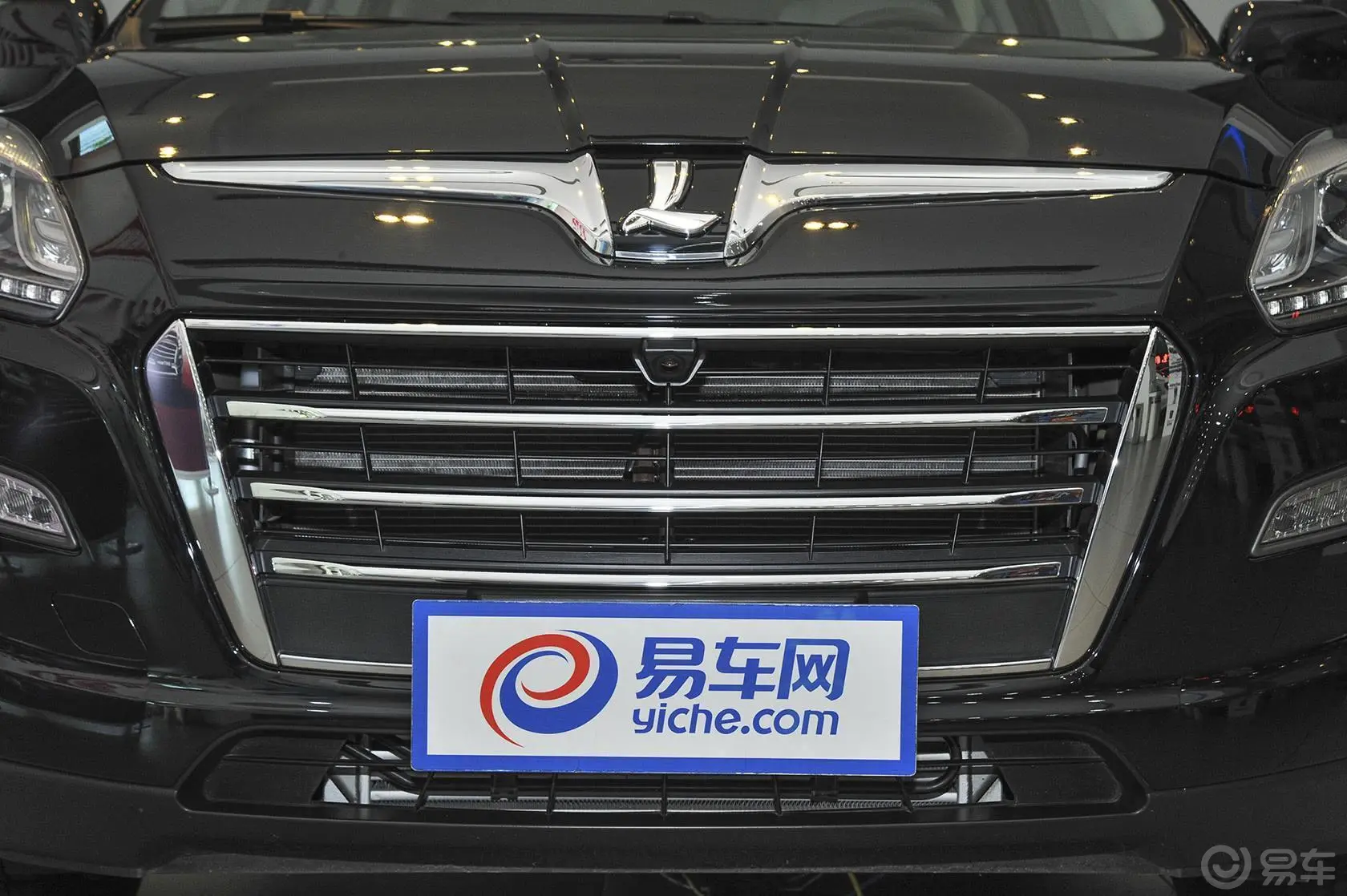 大7 SUV2.2T 自动 四驱 智尊型前格栅侧俯拍