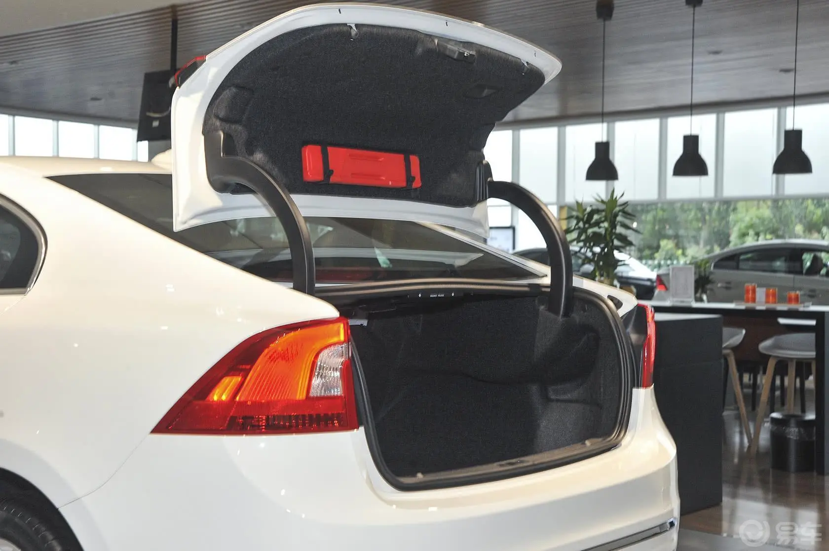 沃尔沃S60T4 智远版行李厢开口范围